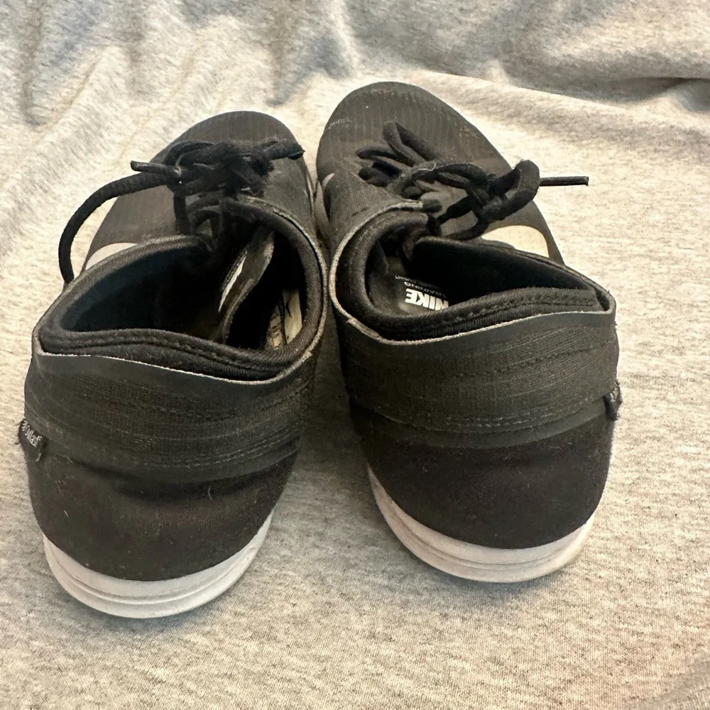 Size 9 Nike Trainers Sneakers flawed sporty walking shoes